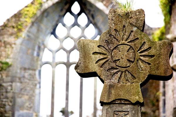 altes keltisches Kreuz aus Stein in Irland