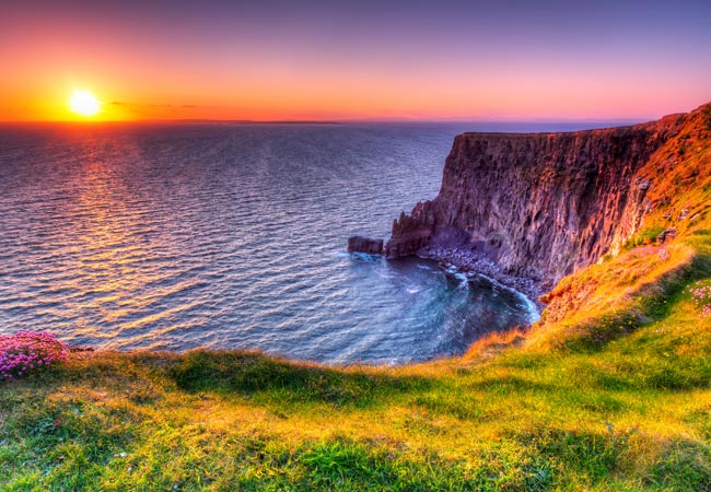 Die Klippen von Moher in Irland bei Sonnenuntergang